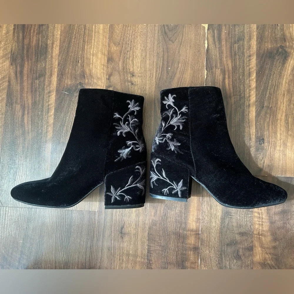 Kenneth Cole New York Black Velvet Ankle Boots | 6.5